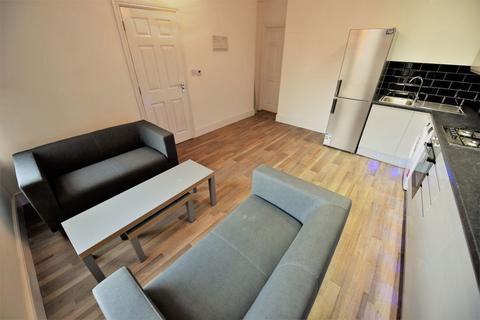 3 bedroom flat to rent, 3 Hilltop Street, Flat A