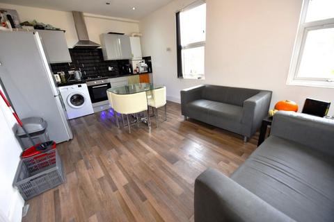 3 bedroom flat to rent, 3 Hilltop Street, Flat B