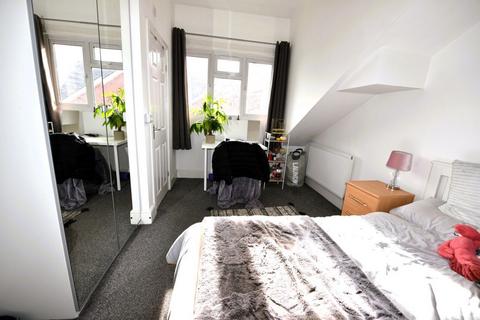 3 bedroom flat to rent, 3 Hilltop Street, Flat B