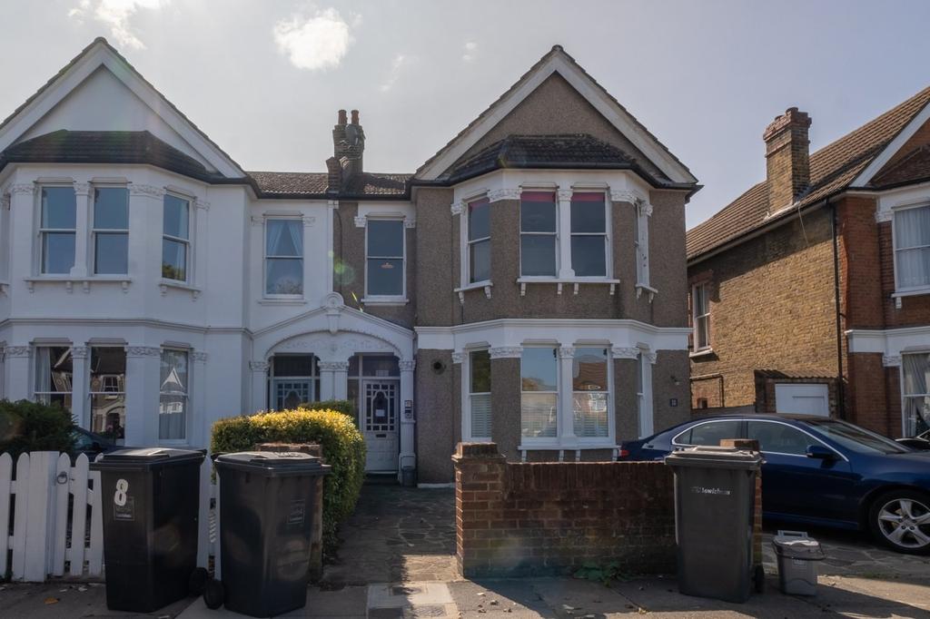 Thornsbeach Road, London, SE6 2 bed flat £1,275 pcm (£294 pw)