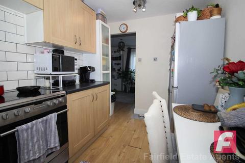 2 bedroom flat to rent - Gibbs Couch, Carpenders Park