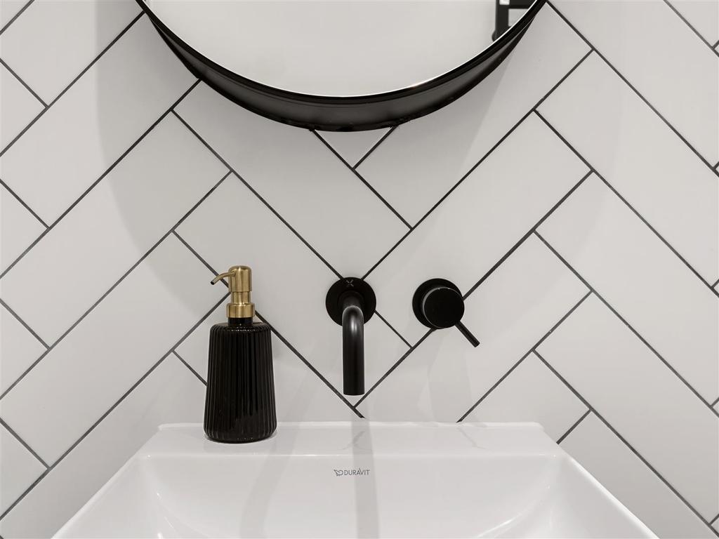 A01 05   En Suite Detail (Large).jpg