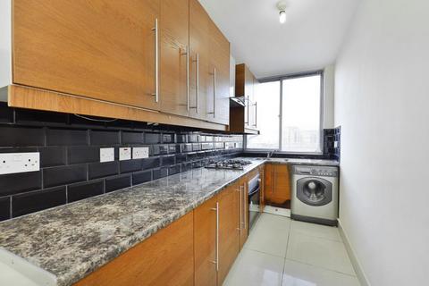 2 bedroom apartment to rent, Quadrangle Tower, Cambridge Square