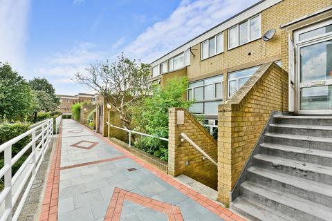 4 bedroom ground floor maisonette to rent, Whitebeam Close, Oval SW9