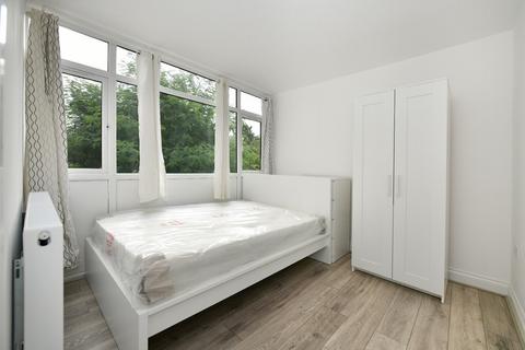4 bedroom ground floor maisonette to rent, Whitebeam Close, Oval SW9
