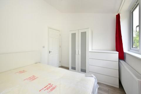 4 bedroom ground floor maisonette to rent, Whitebeam Close, Oval SW9