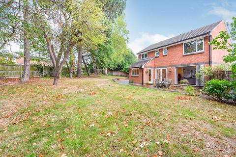 8 Auriol Park Road, Worcester Park, KT4 7DP