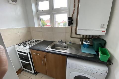 Studio to rent, Hounslow Road, Feltham TW14