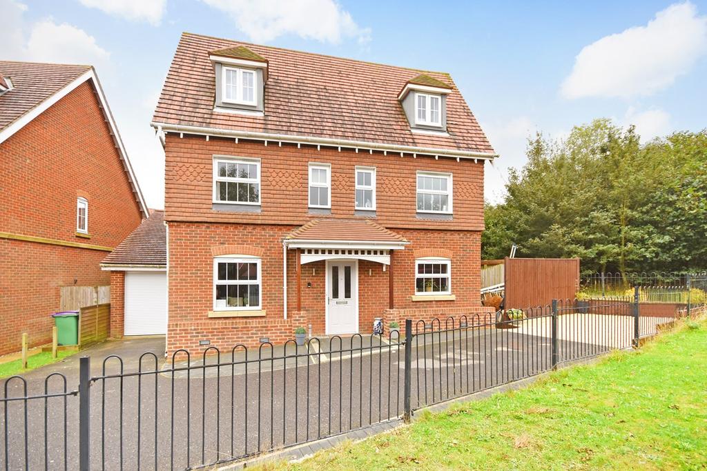 Atkinson Road, Hawkinge, Folkestone, CT18 6 bed detached house £410,000