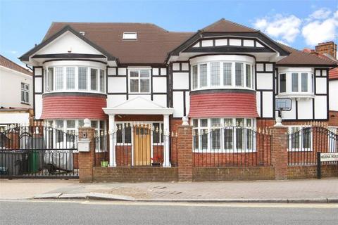 2 bedroom house to rent, Park Avenue, London, NW10