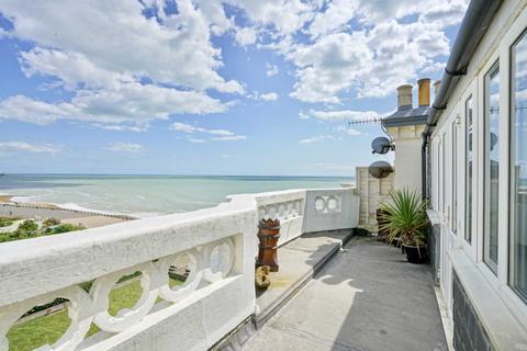 3 bedroom flat to rent, Medina Terrace, Hove