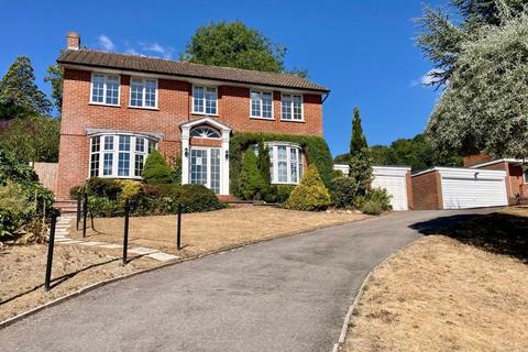 4 bedroom detached house to rent, Huntersfield Close, Reigate