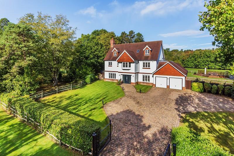 Coombe Hill Road, East Grinstead, West Sussex. RH19 4LZ 6 bed detached
