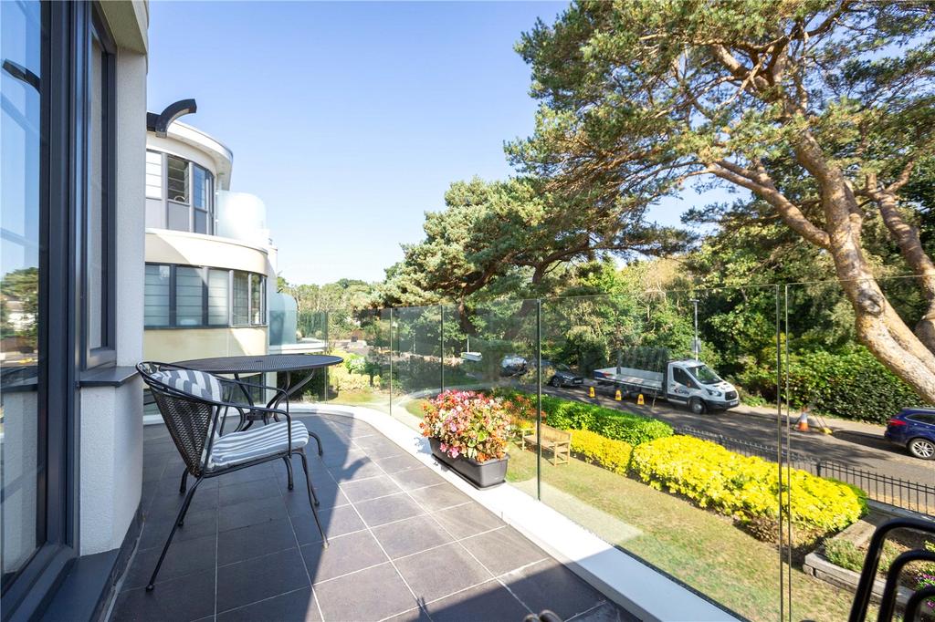 Cliff Drive, Canford Cliffs, Poole, Dorset, BH13 3 bed apartment £730,000