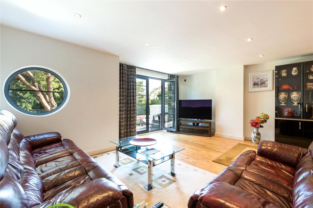 Cliff Drive, Canford Cliffs, Poole, Dorset, BH13 3 bed apartment £730,000