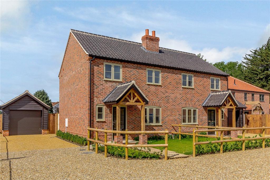 London Road, Attleborough, Norfolk, NR17 3 bed semidetached house £