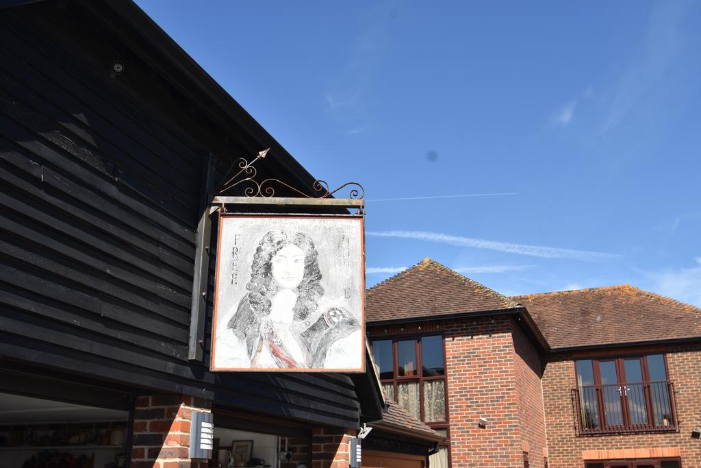 Blackboy Court Fishbourne 2 bed apartment £1,100 pcm (£254 pw)