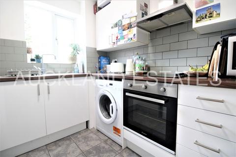 2 bedroom apartment to rent, Blackdown Close, London N2