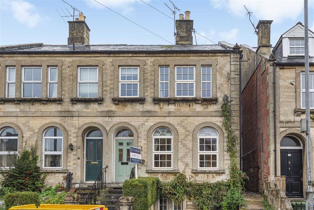 Marshfield Road, Chippenham, Wiltshire 3 bed house £400,000