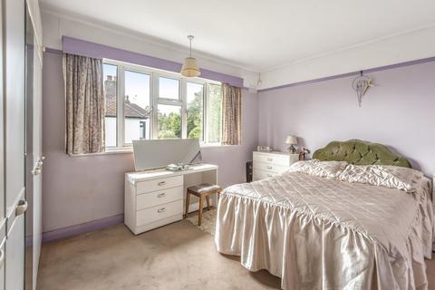 8 Lyndale, Thames Ditton, KT7 0LR
