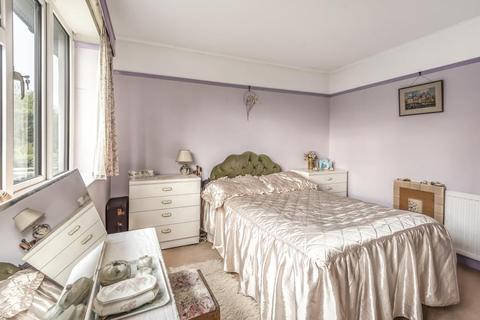 8 Lyndale, Thames Ditton, KT7 0LR