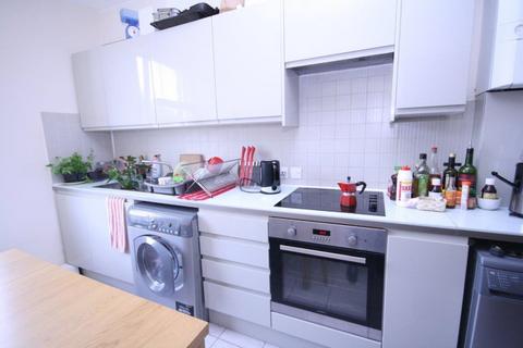 4 bedroom flat to rent, Mayes Road, Wood Green