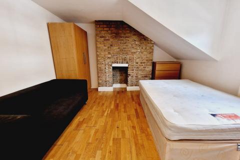 4 bedroom flat to rent, Mayes Road, Wood Green