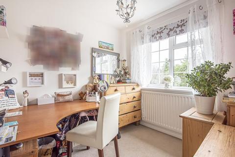 12 Cottage Grounds, Stone, Aylesbury, HP17 8NQ