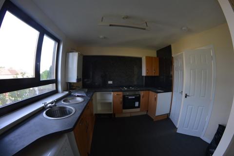 3 bedroom terraced house to rent, Keltyhill Crescent, Kelty, KY4