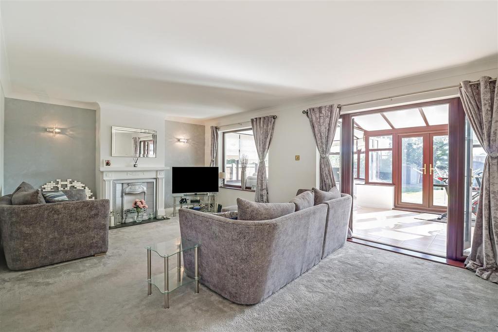 Elmhurst Avenue, Benfleet 4 bed house £2,300 pcm (£531 pw)