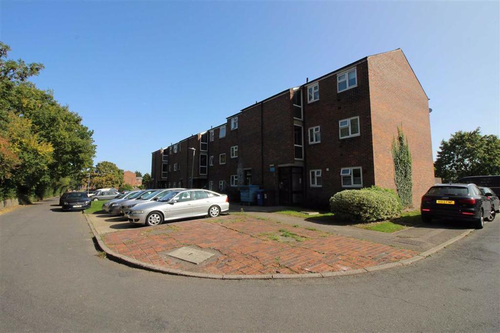 Clydesdale Close, Borehamwood, Herts 1 bed flat £1,000 pcm (£231 pw)