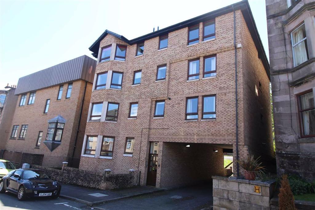 Tower Gardens, Gourock 2 bed flat £525 pcm (£121 pw)