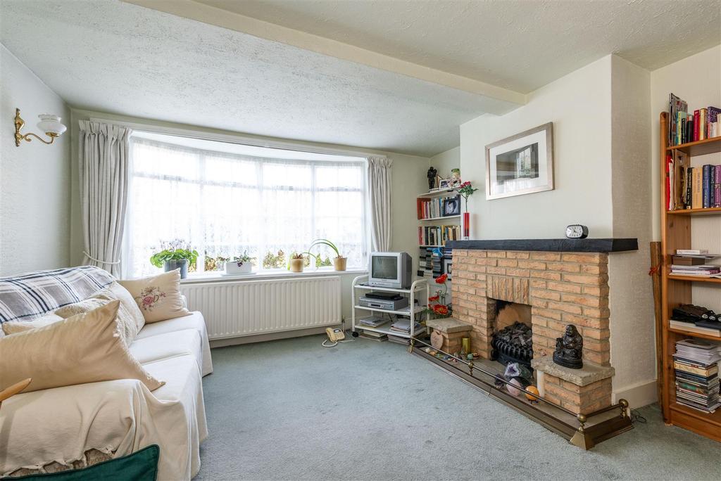 Green Lane, Hersham, WaltonOnThames 2 bed semidetached house £425,000