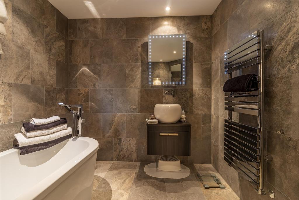 Bathroom 4th.jpg