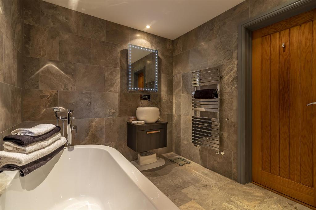 Bathroom 1 2nd.jpg