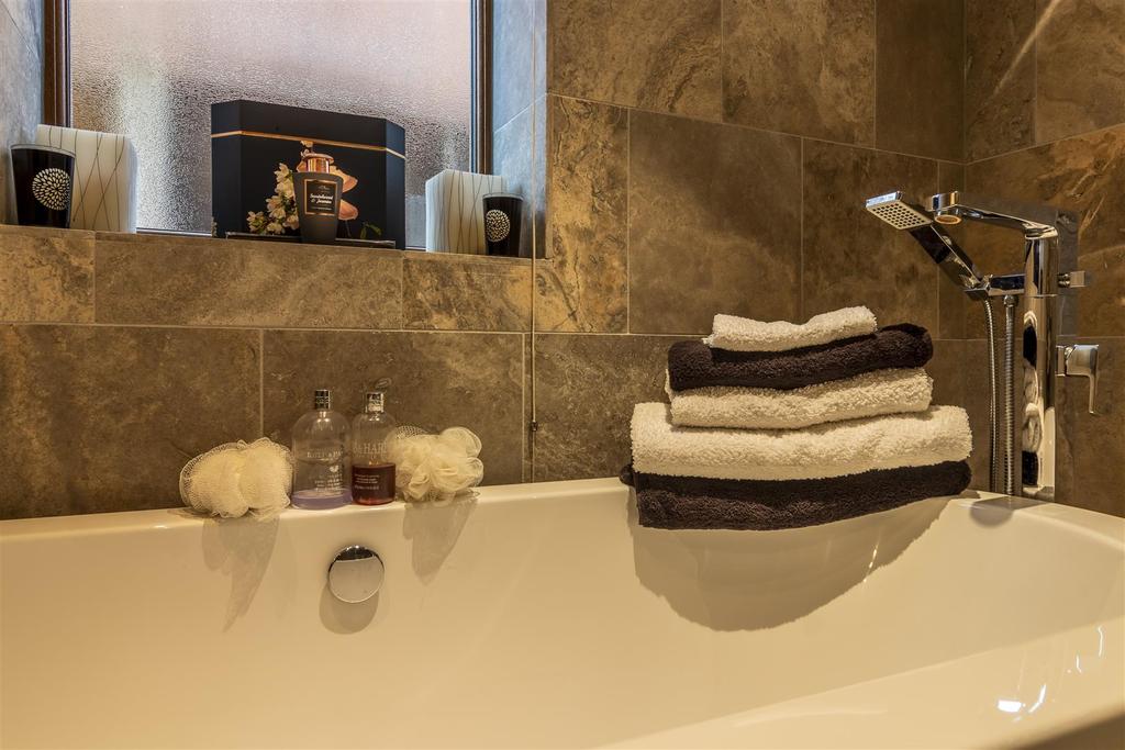 Bathroom 6th.jpg