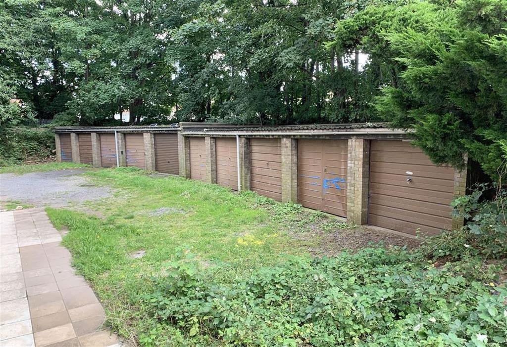 Cleeve Lodge Road, Downend, Bristol Garage £100,000