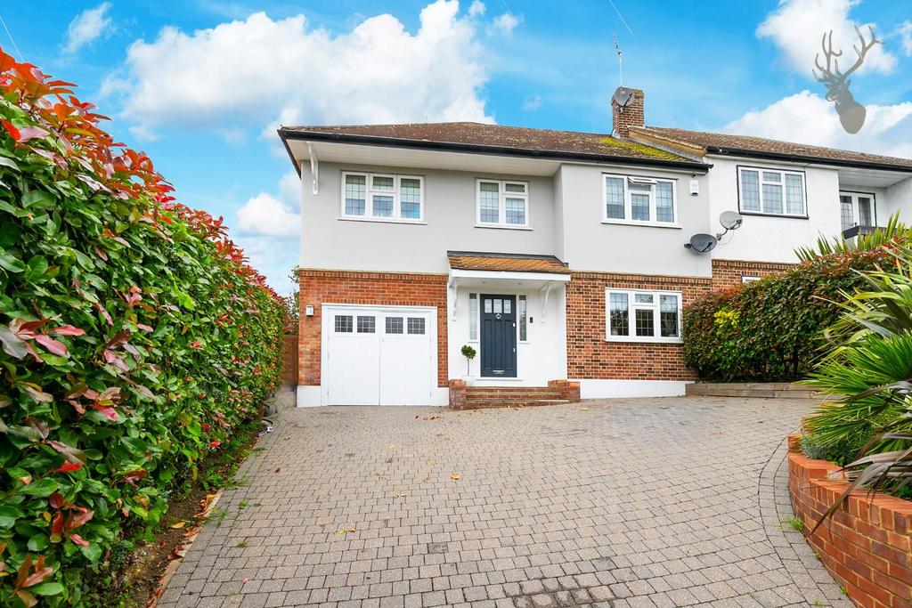 Centre Drive, Epping 4 bed semidetached house £850,000