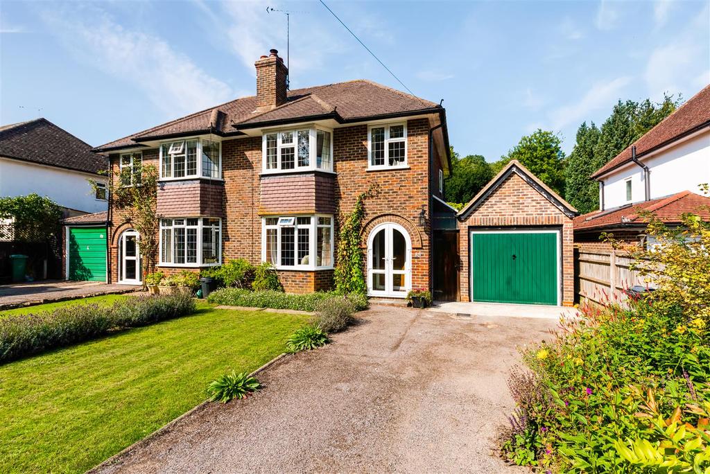 Chipstead Lane, Lower Kingswood, Tadworth 3 bed mews £495,000