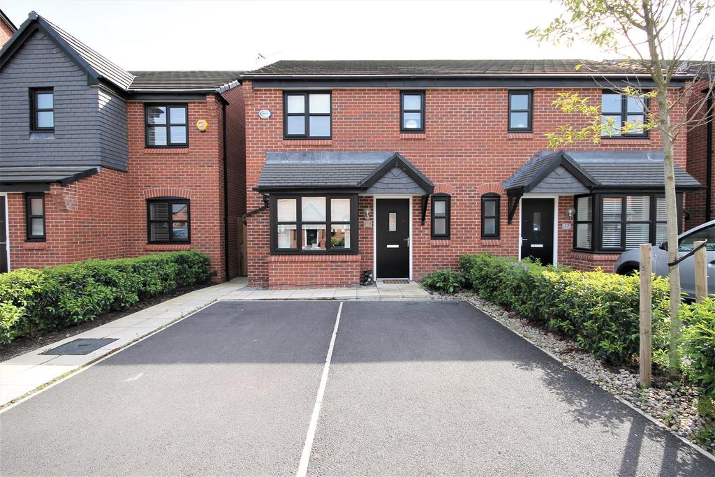 Ernest Avenue, Eccles, Manchester 3 bed semidetached house £1,100