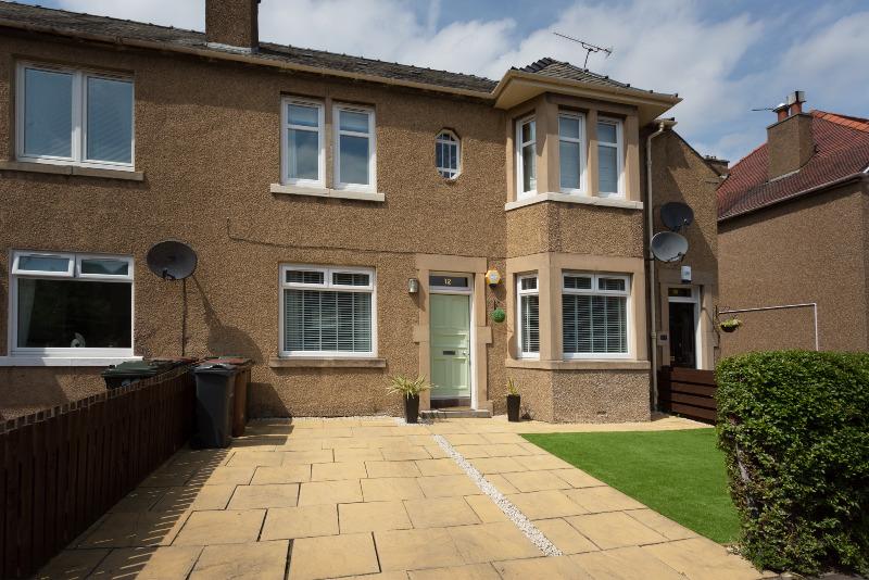 Glendevon Gardens, Balgreen, Edinburgh, EH12 5UR 2 bed flat