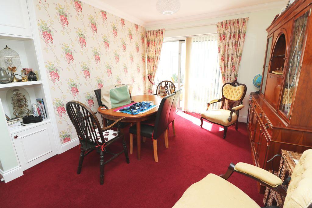 Brightside Avenue, Staines upon Thames, TW18 3 bed semidetached house £435,000