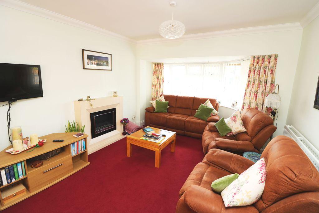 Brightside Avenue, Staines upon Thames, TW18 3 bed semidetached house £435,000