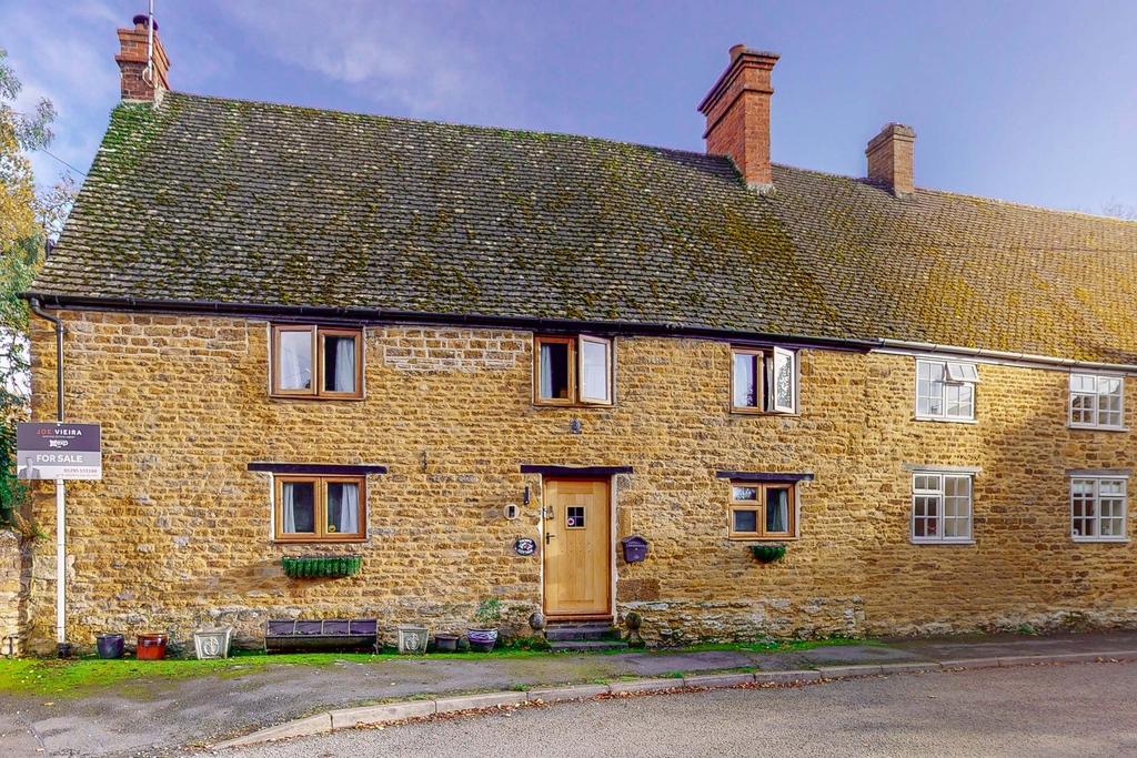 Overthorpe, Banbury, Oxfordshire. OX17 2AD 2 bed semidetached house