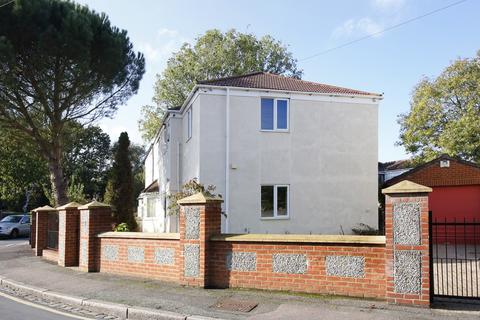 51 Mccall Crescent, London, SE7 8HS