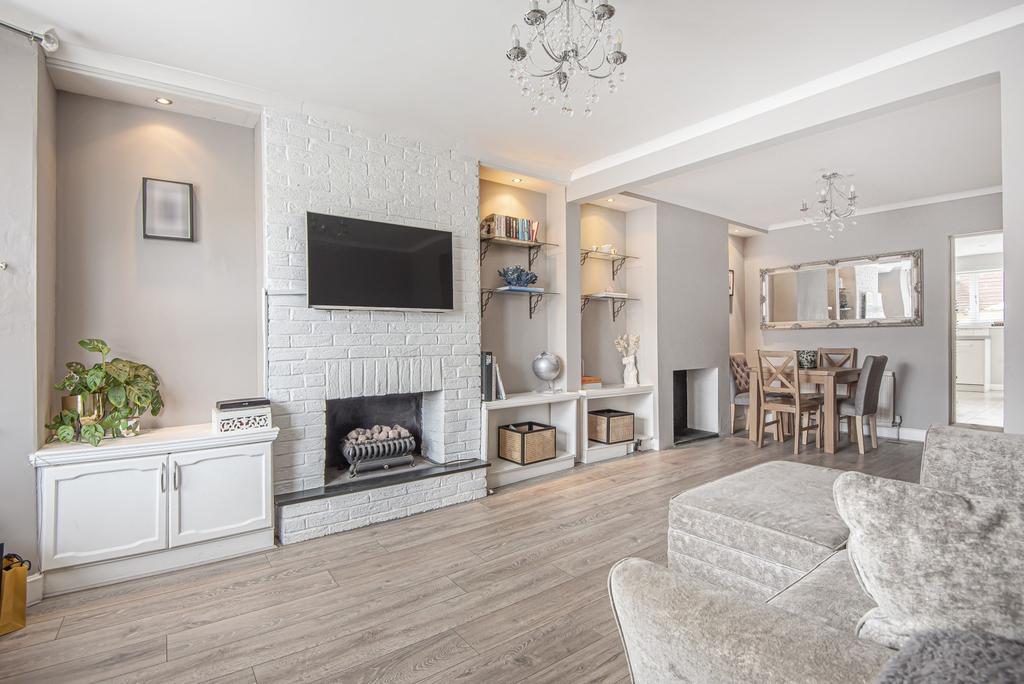 Sheep Walk, Shepperton, TW17 2 bed end of terrace house £375,000