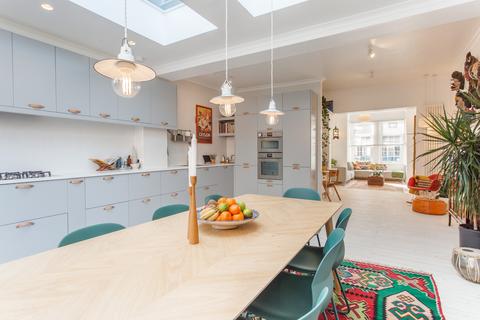 156 Byron Avenue, Manor Park, London, E12 6NH