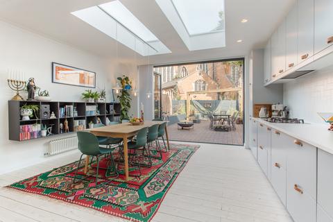 156 Byron Avenue, Manor Park, London, E12 6NH