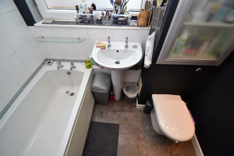 Flat 1/2, 22 Kennedy Path, Glasgow, G4 0PP