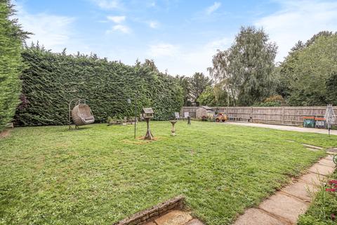 2 Chestnut Way, Godalming, GU7 1TN